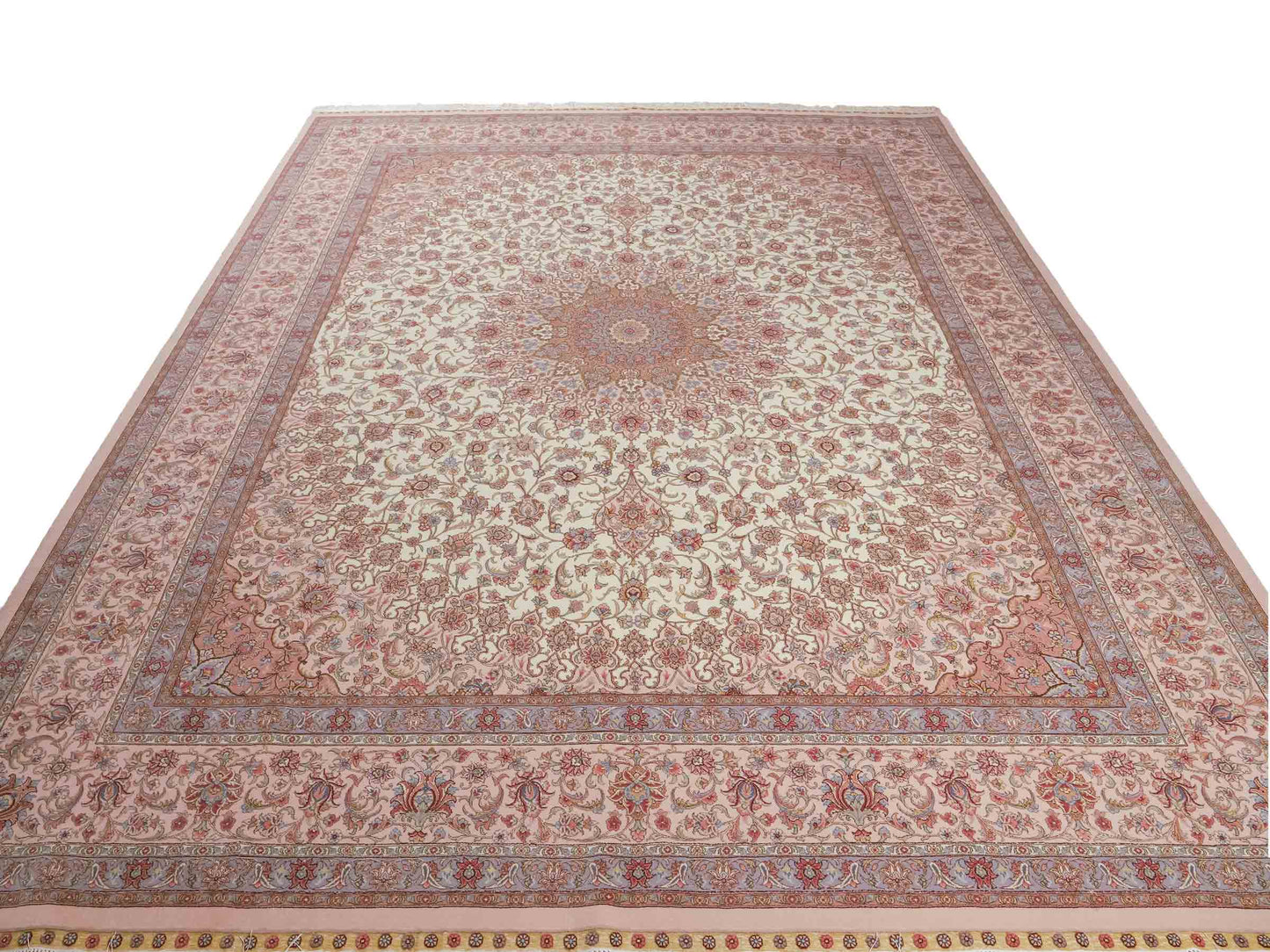 Sehr feiner, handgeknüpfter Khademi Orientteppich mit Täbriz Design aus Wolle mit Seide, creme, rosa, blau. 310x252 cm. Vertrieb durch Jupiter Intl.