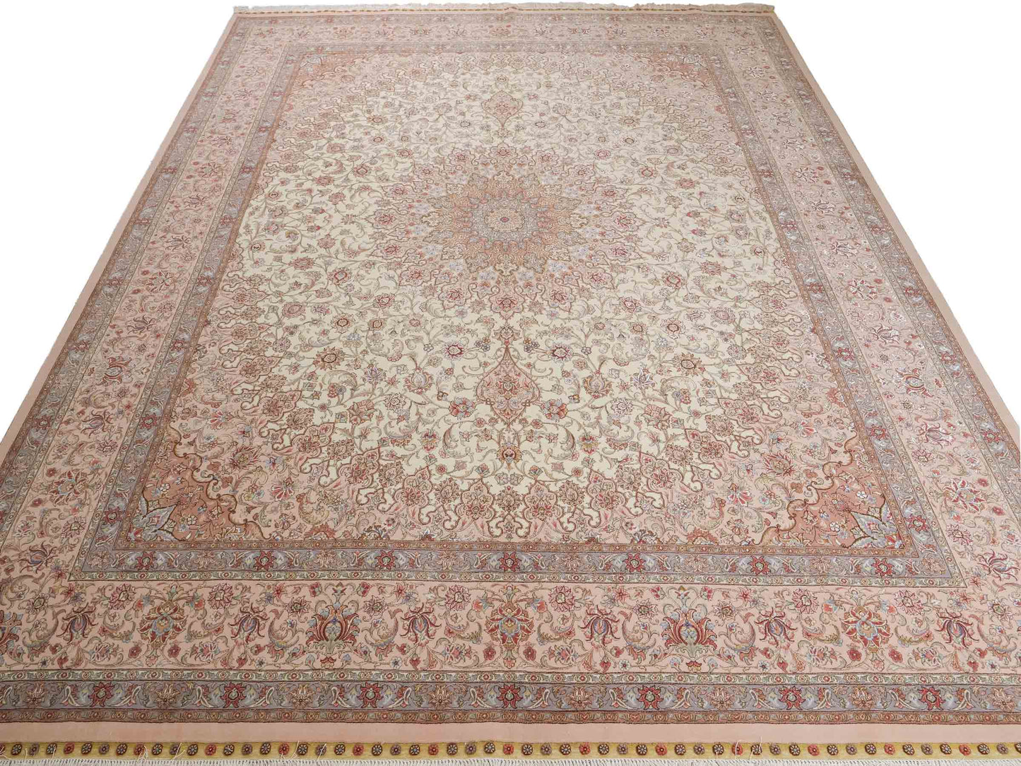 Sehr feiner, handgeknüpfter Khademi Orientteppich mit Täbriz Design aus Wolle mit Seide, creme, rosa, blau. 310x252 cm. Vertrieb durch Jupiter Intl.