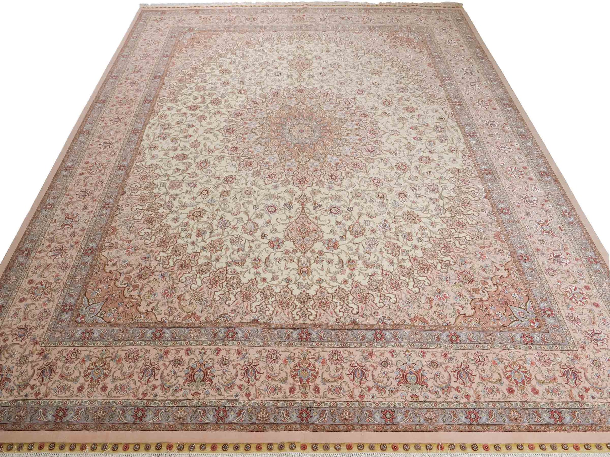Sehr feiner, handgeknüpfter Khademi Orientteppich mit Täbriz Design aus Wolle mit Seide, creme, rosa, blau. 310x252 cm. Vertrieb durch Jupiter Intl.