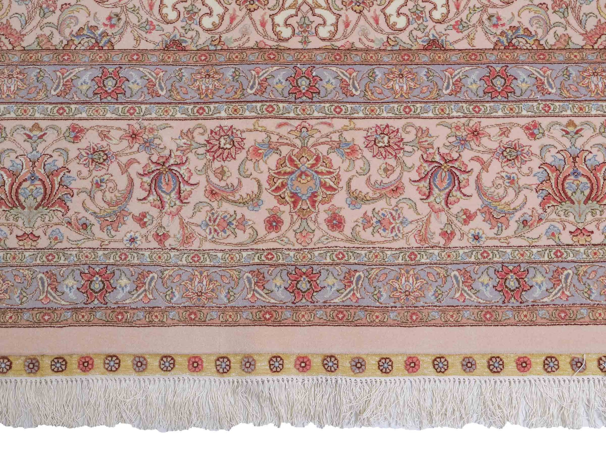 Sehr feiner, handgeknüpfter Khademi Orientteppich mit Täbriz Design aus Wolle mit Seide, creme, rosa, blau. 310x252 cm. Vertrieb durch Jupiter Intl.