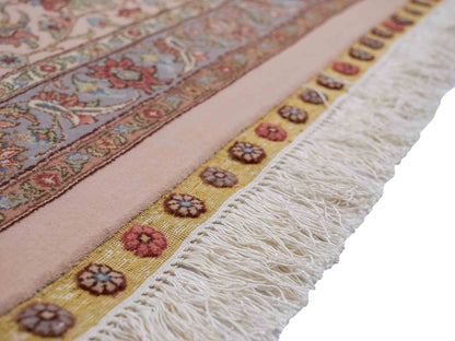 Sehr feiner, handgeknüpfter Khademi Orientteppich mit Täbriz Design aus Wolle mit Seide, creme, rosa, blau. 310x252 cm. Vertrieb durch Jupiter Intl.