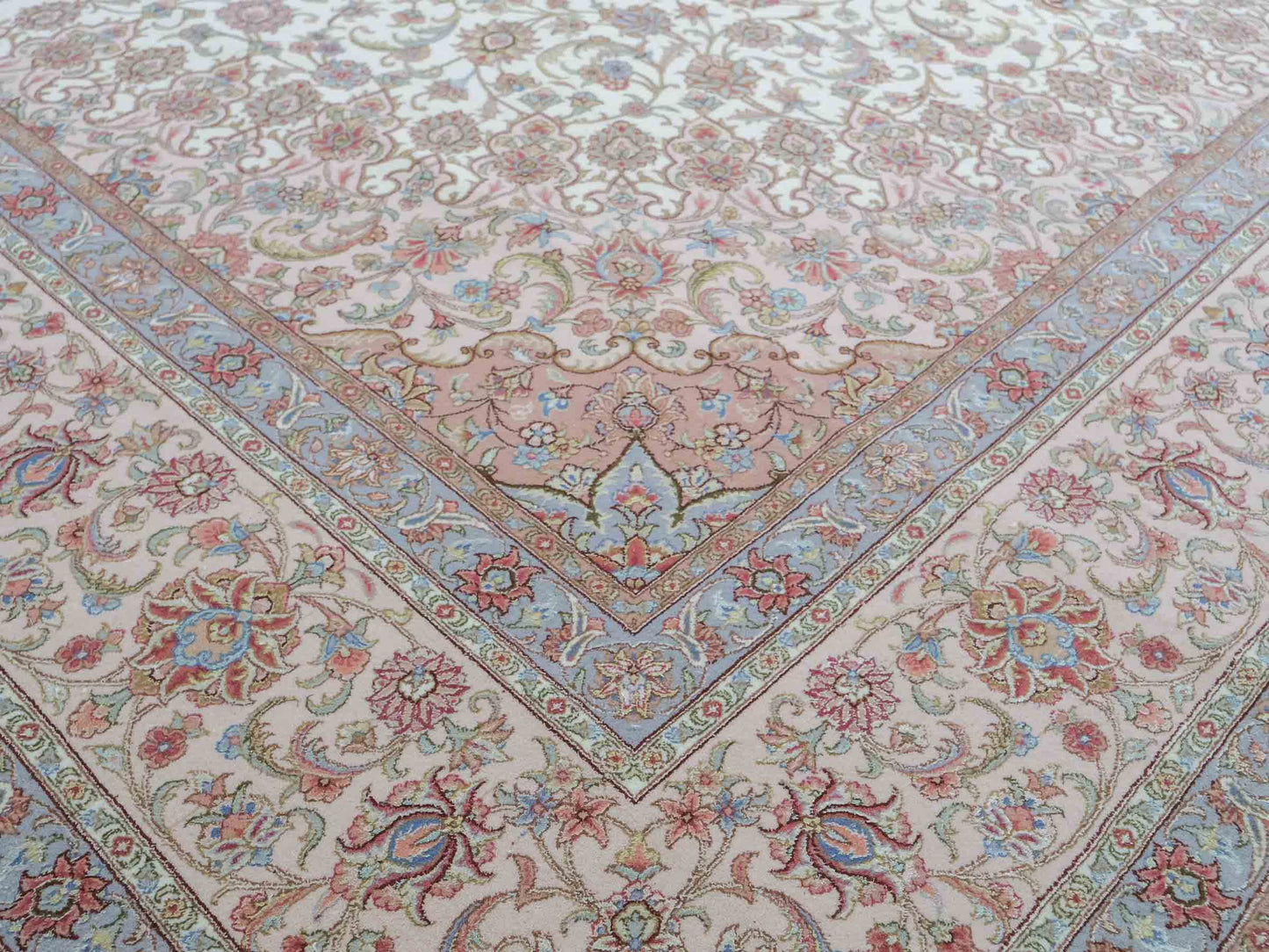 Sehr feiner, handgeknüpfter Khademi Orientteppich mit Täbriz Design aus Wolle mit Seide, creme, rosa, blau. 310x252 cm. Vertrieb durch Jupiter Intl.