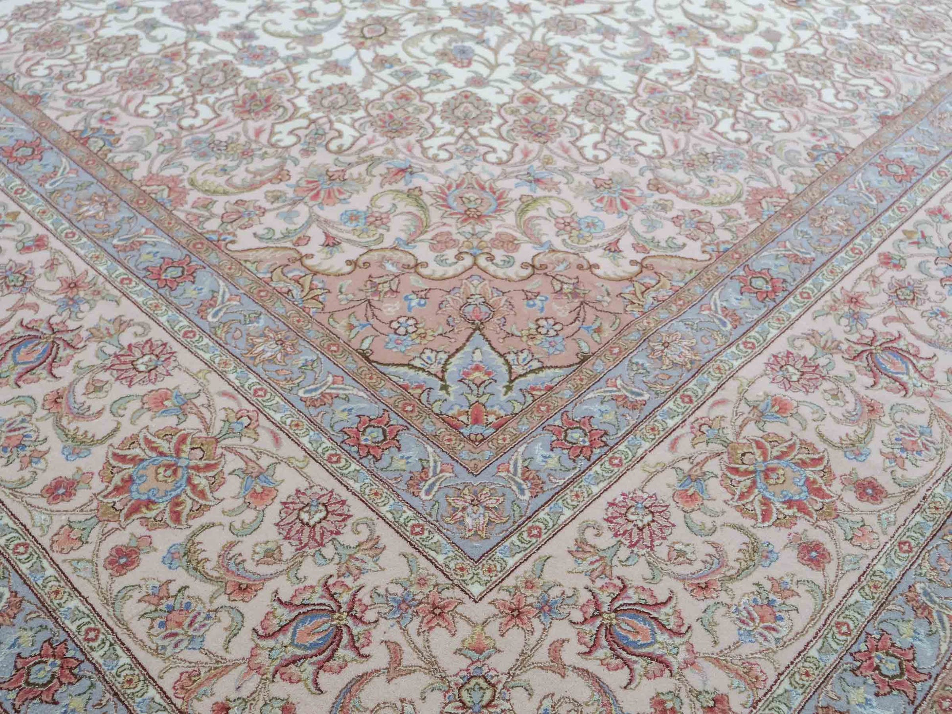 Sehr feiner, handgeknüpfter Khademi Orientteppich mit Täbriz Design aus Wolle mit Seide, creme, rosa, blau. 310x252 cm. Vertrieb durch Jupiter Intl.