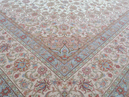 Sehr feiner, handgeknüpfter Khademi Orientteppich mit Täbriz Design aus Wolle mit Seide, creme, rosa, blau. 310x252 cm. Vertrieb durch Jupiter Intl.