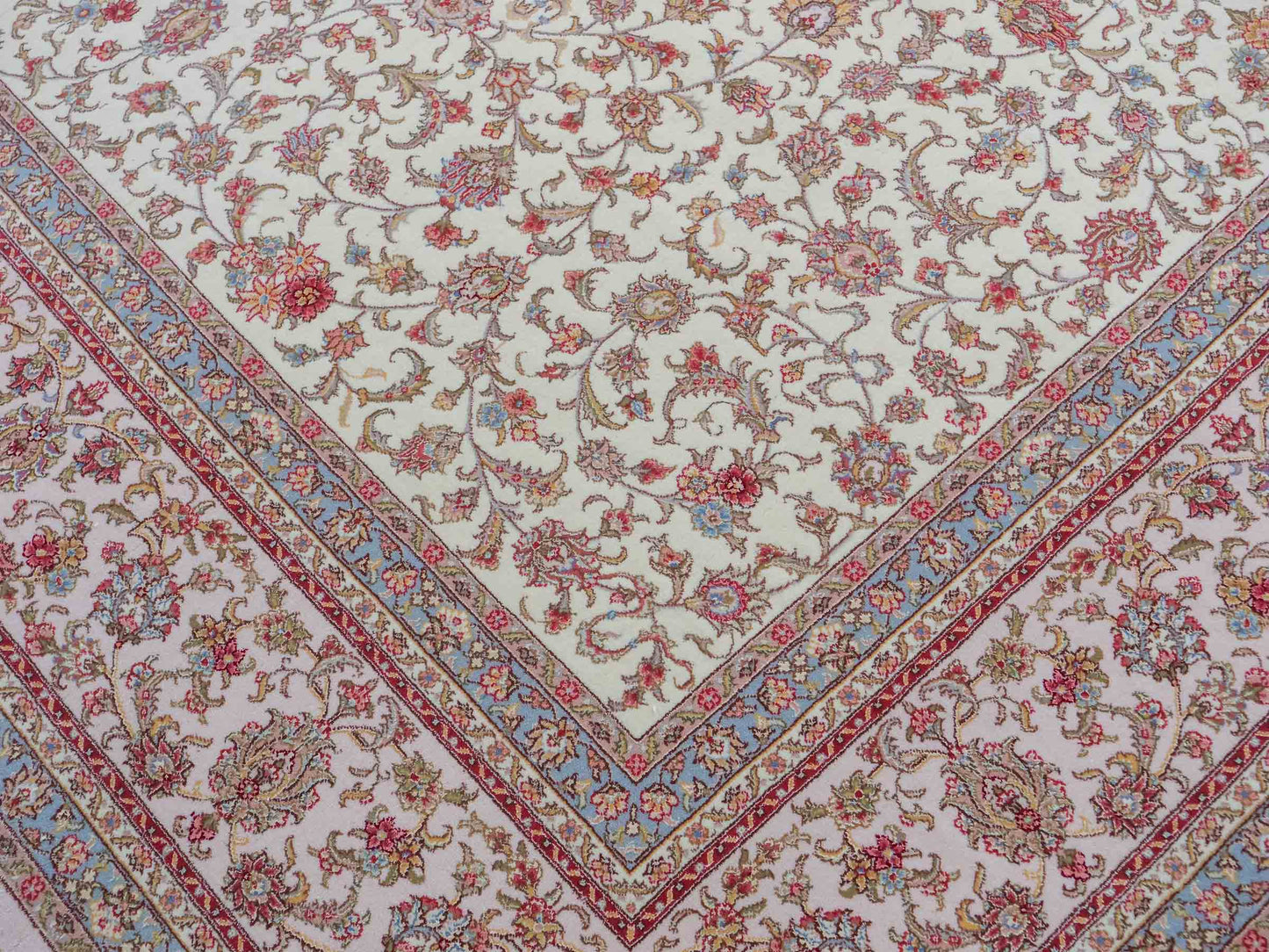 Sehr feiner, handgeknüpfter Khademi Orientteppich mit Täbriz Design aus Wolle mit Seide, creme, weiß, blau. 311x207 cm. Vertrieb durch Jupiter Intl.