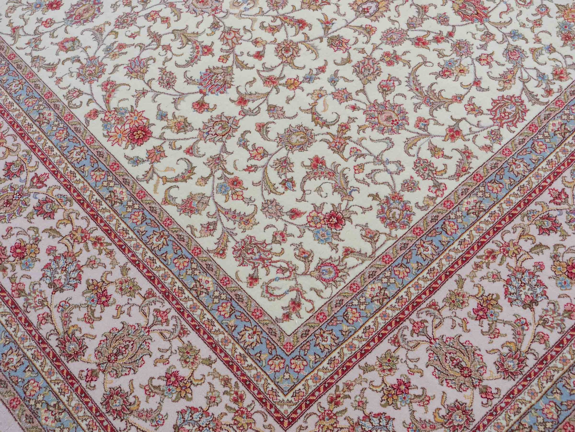 Sehr feiner, handgeknüpfter Khademi Orientteppich mit Täbriz Design aus Wolle mit Seide, creme, weiß, blau. 311x207 cm. Vertrieb durch Jupiter Intl.