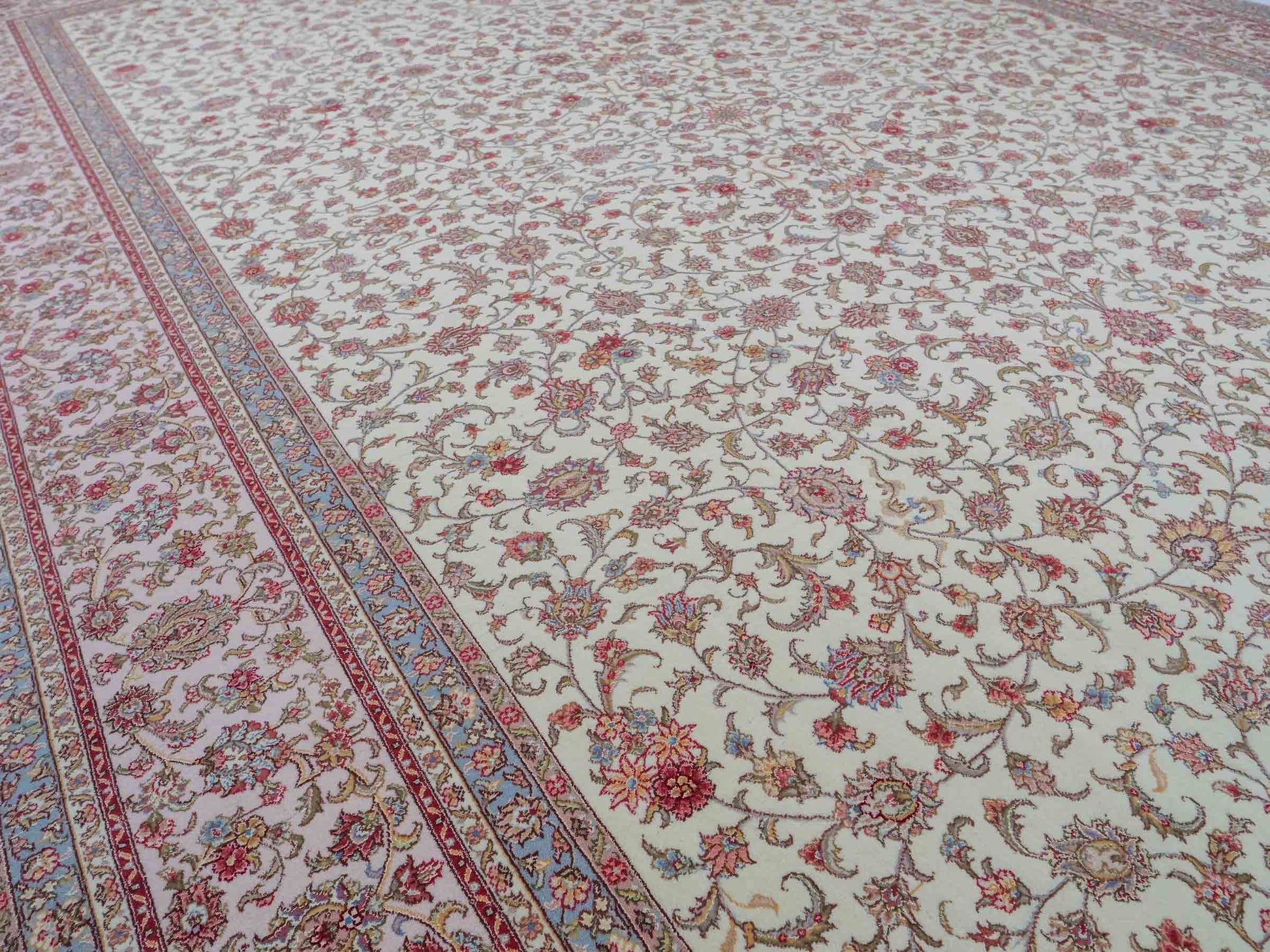 Sehr feiner, handgeknüpfter Khademi Orientteppich mit Täbriz Design aus Wolle mit Seide, creme, weiß, blau. 311x207 cm. Vertrieb durch Jupiter Intl.