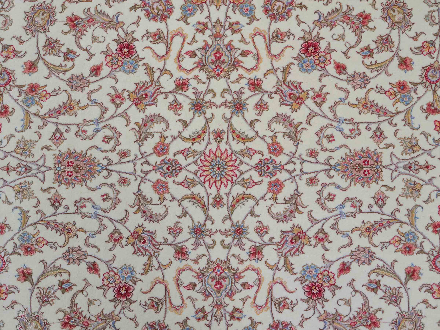 Sehr feiner, handgeknüpfter Khademi Orientteppich mit Täbriz Design aus Wolle mit Seide, creme, weiß, blau. 311x207 cm. Vertrieb durch Jupiter Intl.