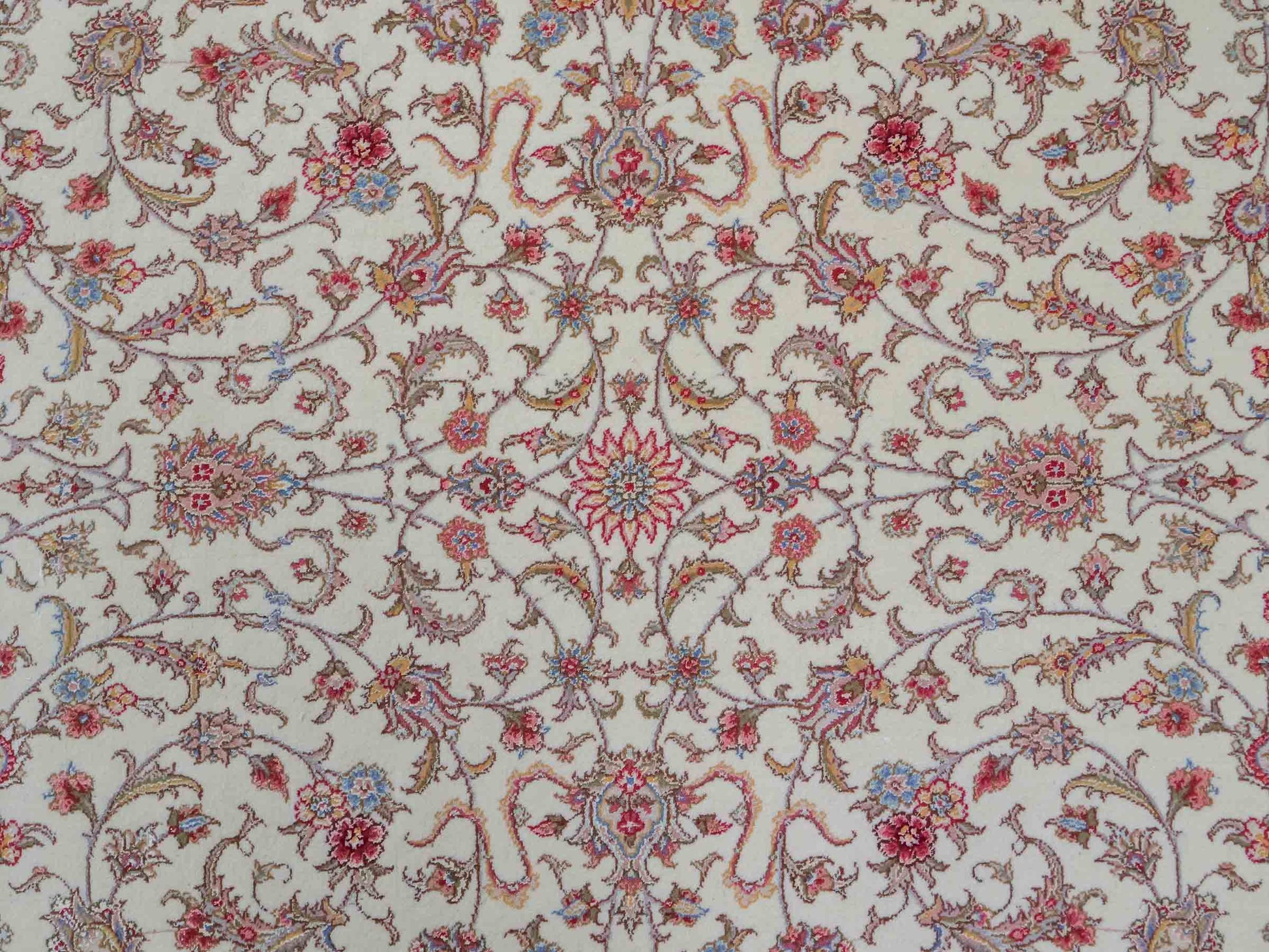 Sehr feiner, handgeknüpfter Khademi Orientteppich mit Täbriz Design aus Wolle mit Seide, creme, weiß, blau. 311x207 cm. Vertrieb durch Jupiter Intl.