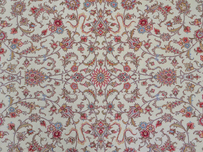 Sehr feiner, handgeknüpfter Khademi Orientteppich mit Täbriz Design aus Wolle mit Seide, creme, weiß, blau. 311x207 cm. Vertrieb durch Jupiter Intl.