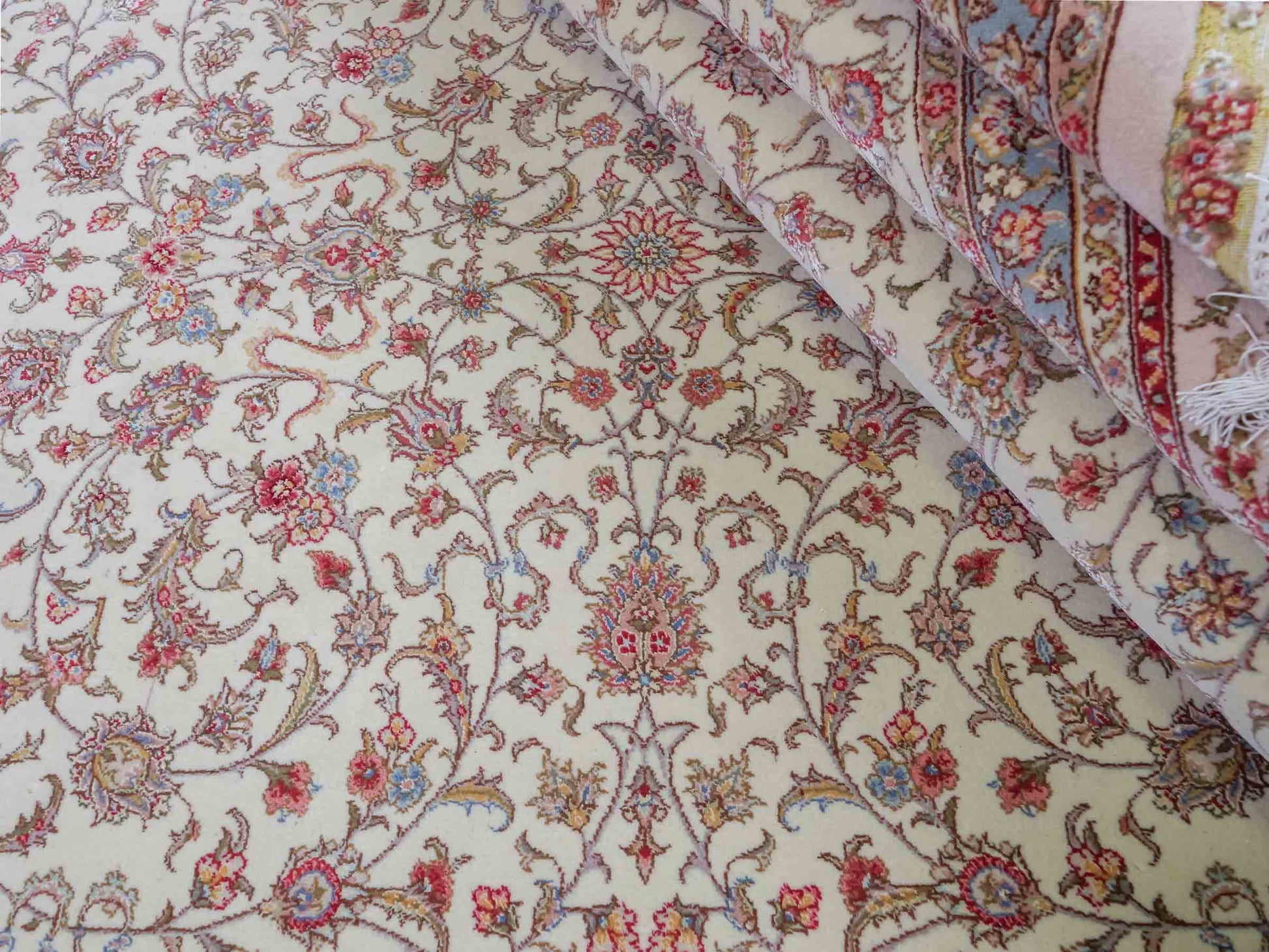 Sehr feiner, handgeknüpfter Khademi Orientteppich mit Täbriz Design aus Wolle mit Seide, creme, weiß, blau. 311x207 cm. Vertrieb durch Jupiter Intl.