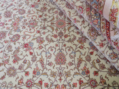 Sehr feiner, handgeknüpfter Khademi Orientteppich mit Täbriz Design aus Wolle mit Seide, creme, weiß, blau. 311x207 cm. Vertrieb durch Jupiter Intl.