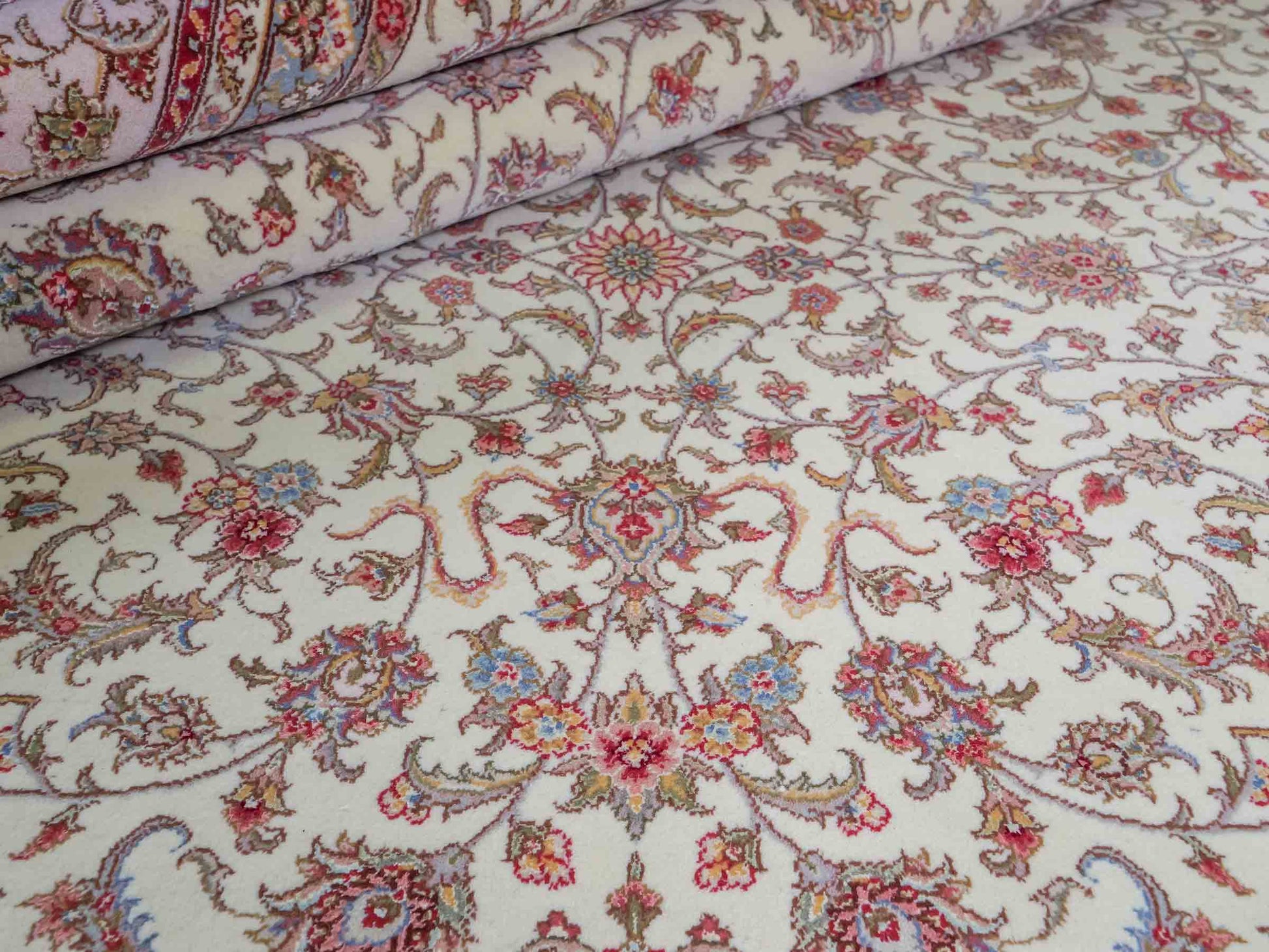 Sehr feiner, handgeknüpfter Khademi Orientteppich mit Täbriz Design aus Wolle mit Seide, creme, weiß, blau. 311x207 cm. Vertrieb durch Jupiter Intl.