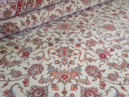 Sehr feiner, handgeknüpfter Khademi Orientteppich mit Täbriz Design aus Wolle mit Seide, creme, weiß, blau. 311x207 cm. Vertrieb durch Jupiter Intl.