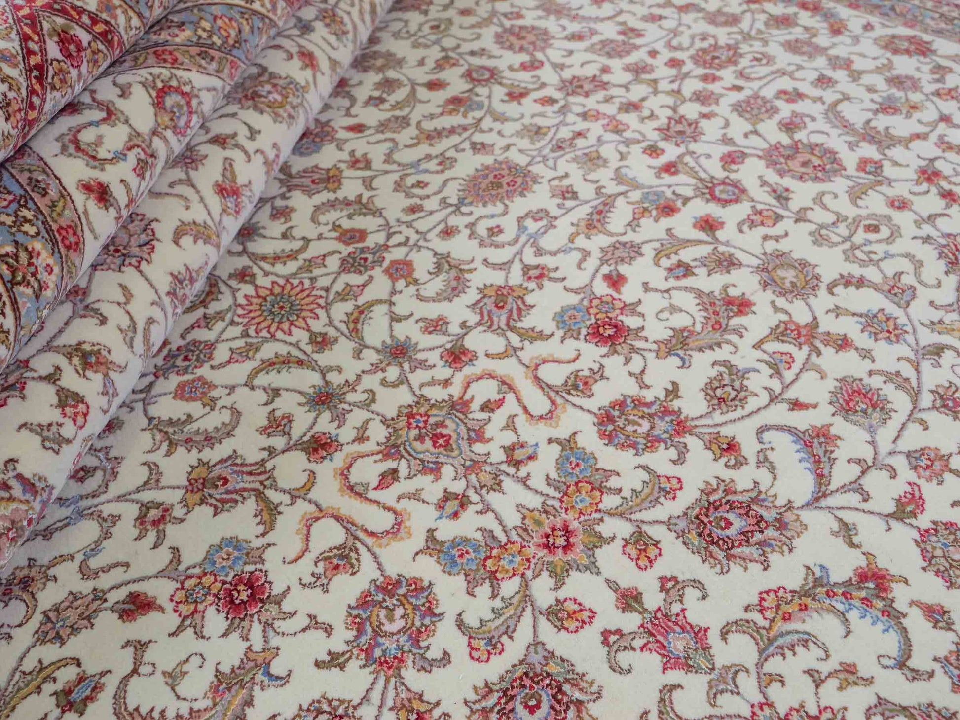Sehr feiner, handgeknüpfter Khademi Orientteppich mit Täbriz Design aus Wolle mit Seide, creme, weiß, blau. 311x207 cm. Vertrieb durch Jupiter Intl.