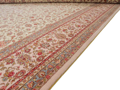Sehr feiner, handgeknüpfter Khademi Orientteppich mit Täbriz Design aus Wolle mit Seide, creme, weiß, blau. 311x207 cm. Vertrieb durch Jupiter Intl.