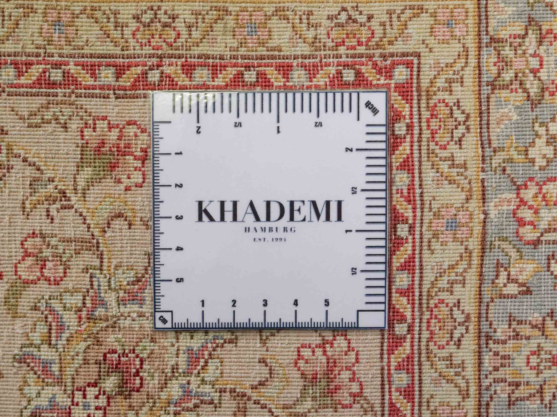 Sehr feiner, handgeknüpfter Khademi Orientteppich mit Täbriz Design aus Wolle mit Seide, creme, weiß, blau. 311x207 cm. Vertrieb durch Jupiter Intl.