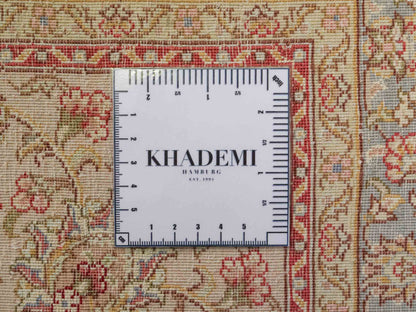 Sehr feiner, handgeknüpfter Khademi Orientteppich mit Täbriz Design aus Wolle mit Seide, creme, weiß, blau. 311x207 cm. Vertrieb durch Jupiter Intl.