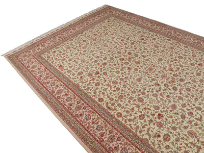 Sehr feiner, handgeknüpfter Khademi Orientteppich mit Täbriz Design aus Wolle mit Seide, creme, weiß, blau. 311x207 cm. Vertrieb durch Jupiter Intl.