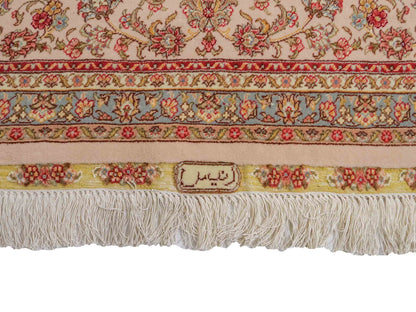Sehr feiner, handgeknüpfter Khademi Orientteppich mit Täbriz Design aus Wolle mit Seide, creme, weiß, blau. 311x207 cm. Vertrieb durch Jupiter Intl.