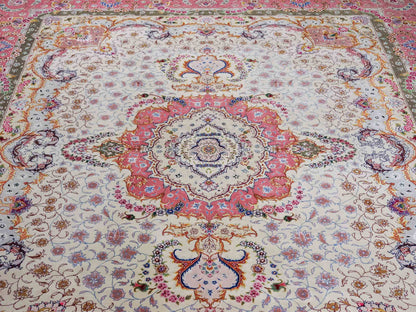 Sehr feiner, handgeknpüfter Khademi Orientteppich mit Täbriz Design aus Wolle mit Seide, creme, rosa. 311x254 cm. Vertrieb durch Jupiter Intl.