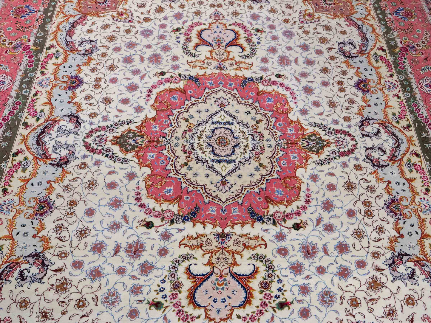 Sehr feiner, handgeknpüfter Khademi Orientteppich mit Täbriz Design aus Wolle mit Seide, creme, rosa. 311x254 cm. Vertrieb durch Jupiter Intl.