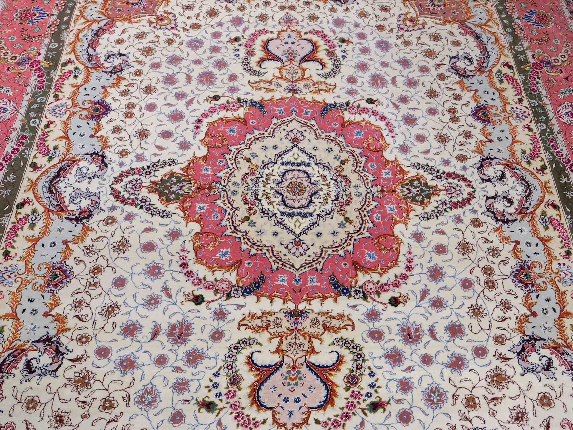 Sehr feiner, handgeknpüfter Khademi Orientteppich mit Täbriz Design aus Wolle mit Seide, creme, rosa. 311x254 cm. Vertrieb durch Jupiter Intl.
