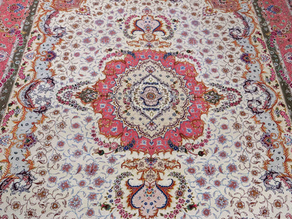 Sehr feiner, handgeknpüfter Khademi Orientteppich mit Täbriz Design aus Wolle mit Seide, creme, rosa. 311x254 cm. Vertrieb durch Jupiter Intl.