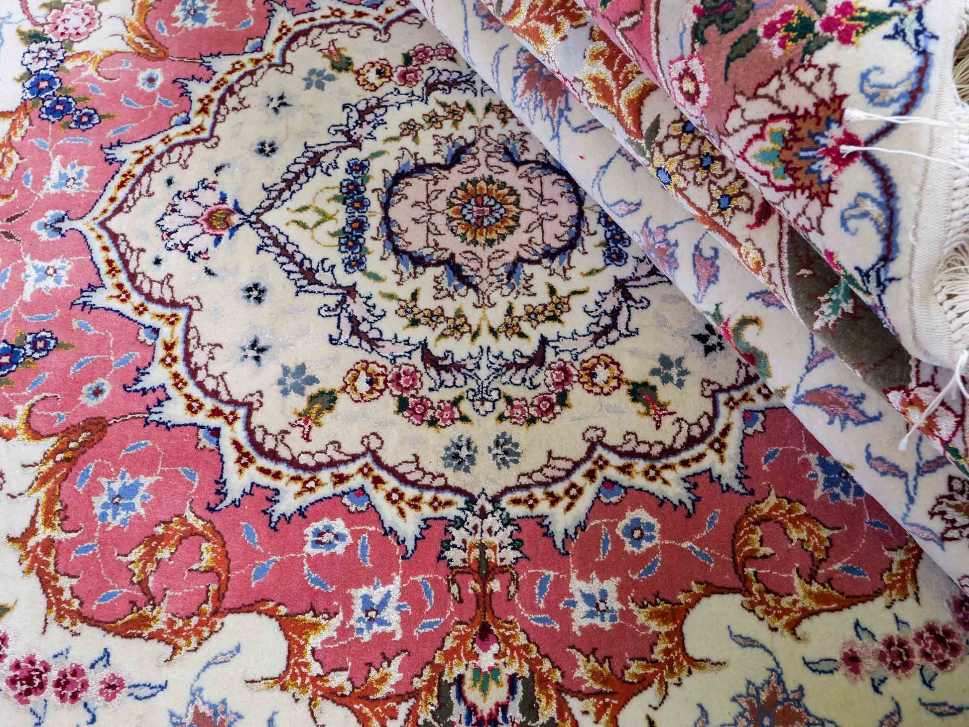 Sehr feiner, handgeknpüfter Khademi Orientteppich mit Täbriz Design aus Wolle mit Seide, creme, rosa. 311x254 cm. Vertrieb durch Jupiter Intl.