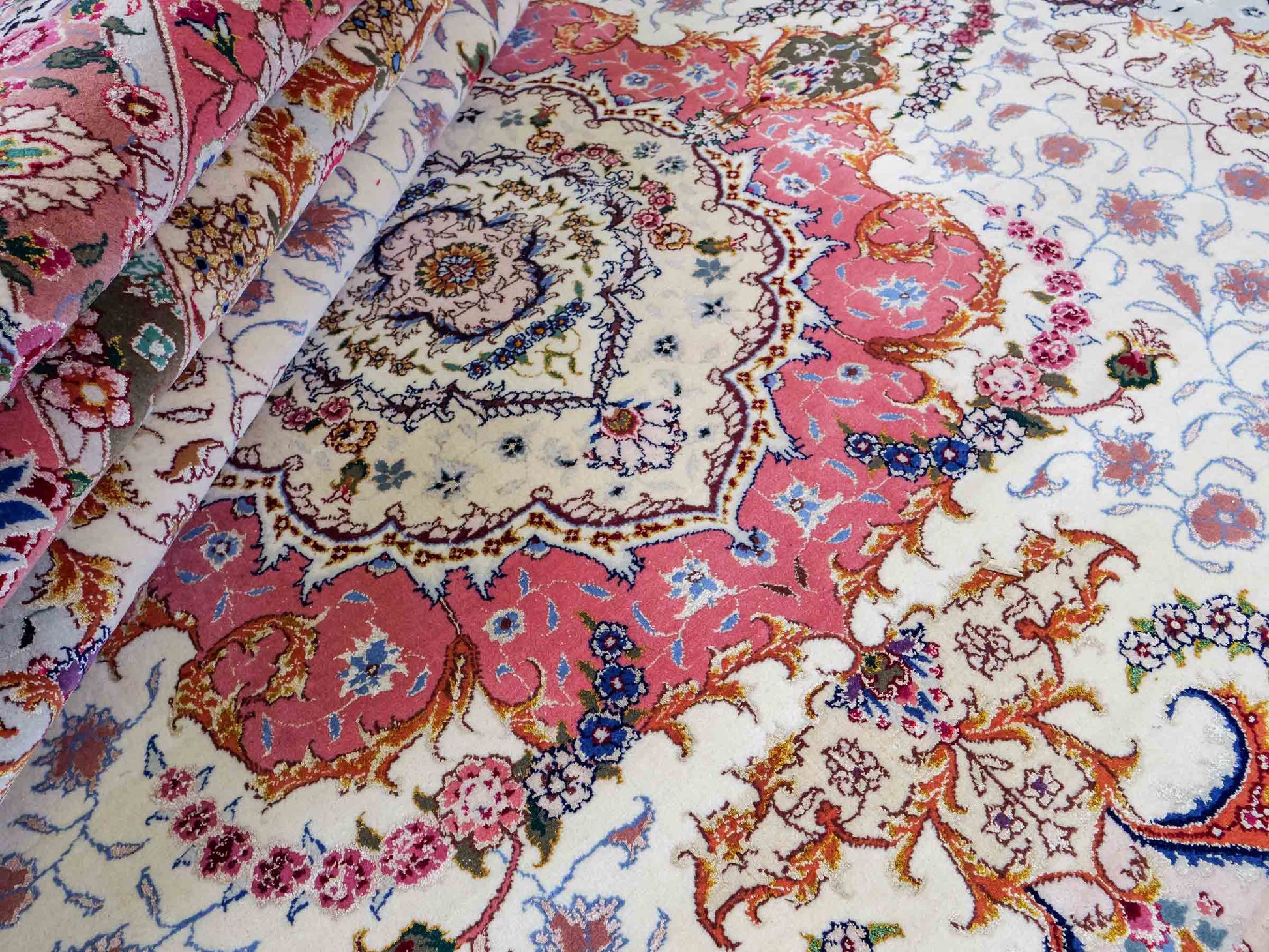 Sehr feiner, handgeknpüfter Khademi Orientteppich mit Täbriz Design aus Wolle mit Seide, creme, rosa. 311x254 cm. Vertrieb durch Jupiter Intl.