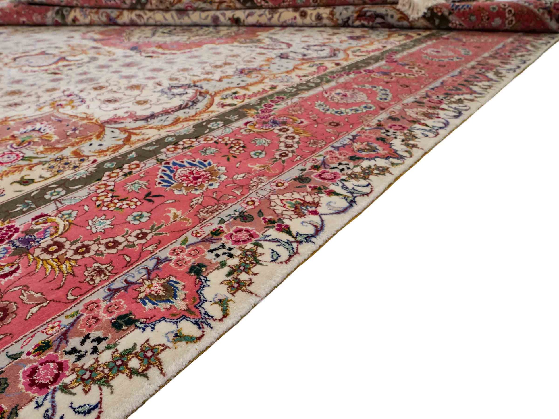 Sehr feiner, handgeknpüfter Khademi Orientteppich mit Täbriz Design aus Wolle mit Seide, creme, rosa. 311x254 cm. Vertrieb durch Jupiter Intl.