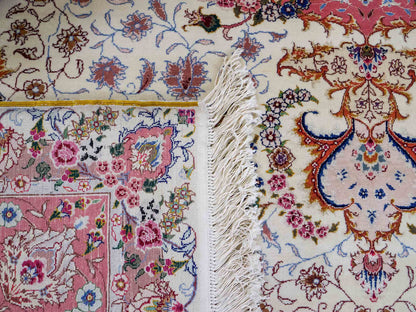 Sehr feiner, handgeknpüfter Khademi Orientteppich mit Täbriz Design aus Wolle mit Seide, creme, rosa. 311x254 cm. Vertrieb durch Jupiter Intl.