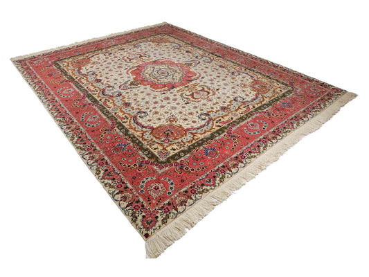 Sehr feiner, handgeknpüfter Khademi Orientteppich mit Täbriz Design aus Wolle mit Seide, creme, rosa. 311x254 cm. Vertrieb durch Jupiter Intl.