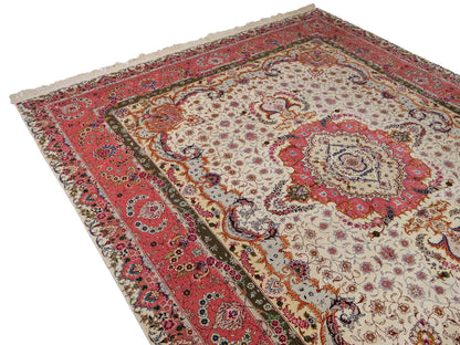 Sehr feiner, handgeknpüfter Khademi Orientteppich mit Täbriz Design aus Wolle mit Seide, creme, rosa. 311x254 cm. Vertrieb durch Jupiter Intl.