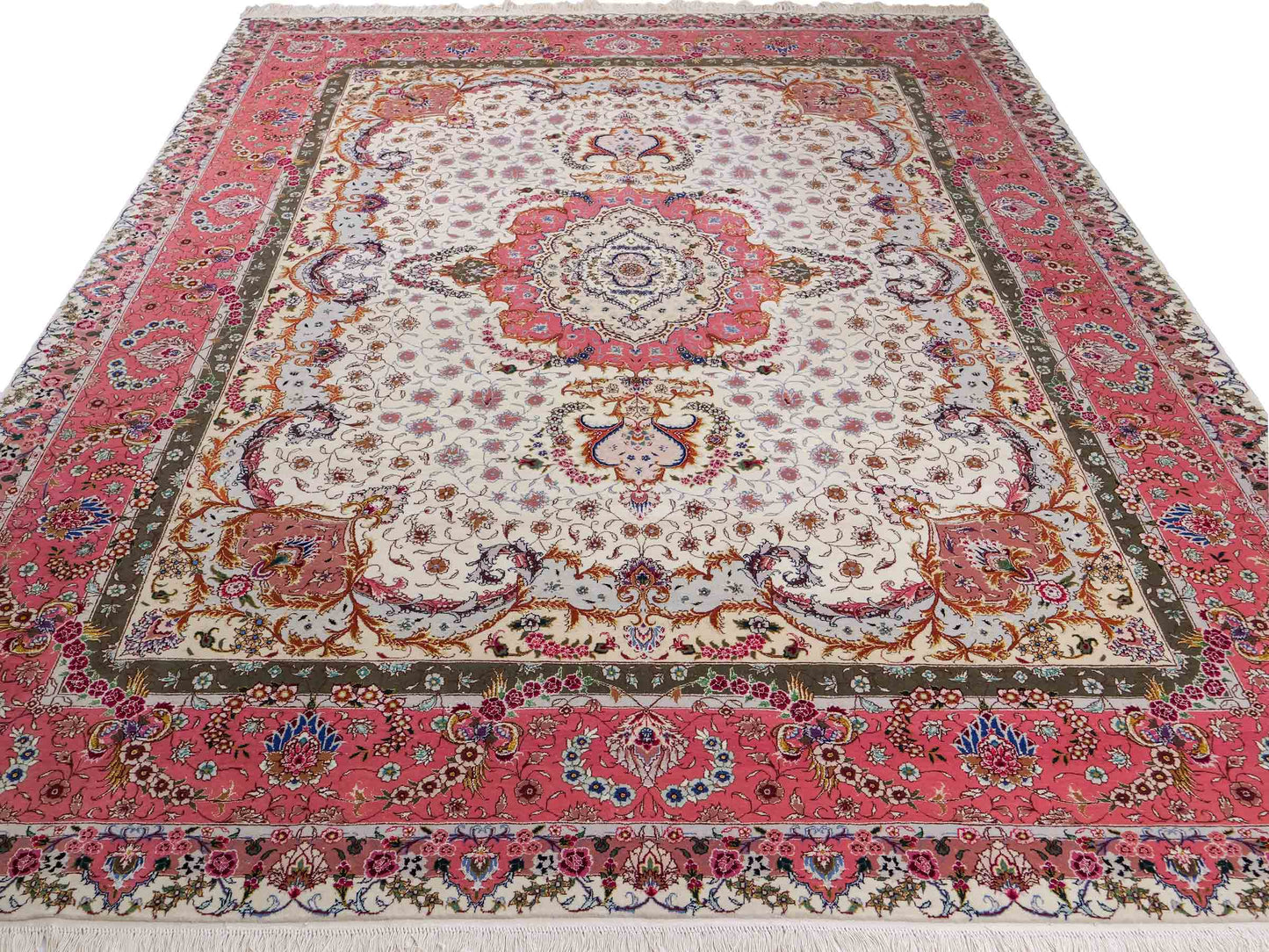 Sehr feiner, handgeknpüfter Khademi Orientteppich mit Täbriz Design aus Wolle mit Seide, creme, rosa. 311x254 cm. Vertrieb durch Jupiter Intl.