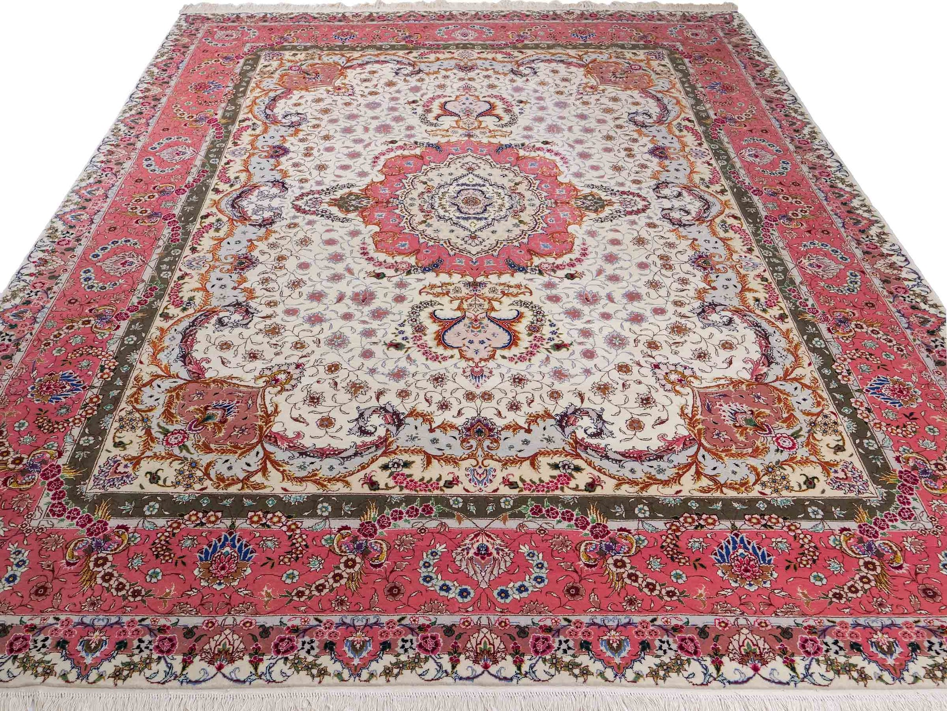 Sehr feiner, handgeknpüfter Khademi Orientteppich mit Täbriz Design aus Wolle mit Seide, creme, rosa. 311x254 cm. Vertrieb durch Jupiter Intl.