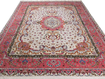 Sehr feiner, handgeknpüfter Khademi Orientteppich mit Täbriz Design aus Wolle mit Seide, creme, rosa. 311x254 cm. Vertrieb durch Jupiter Intl.