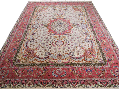 Sehr feiner, handgeknpüfter Khademi Orientteppich mit Täbriz Design aus Wolle mit Seide, creme, rosa. 311x254 cm. Vertrieb durch Jupiter Intl.