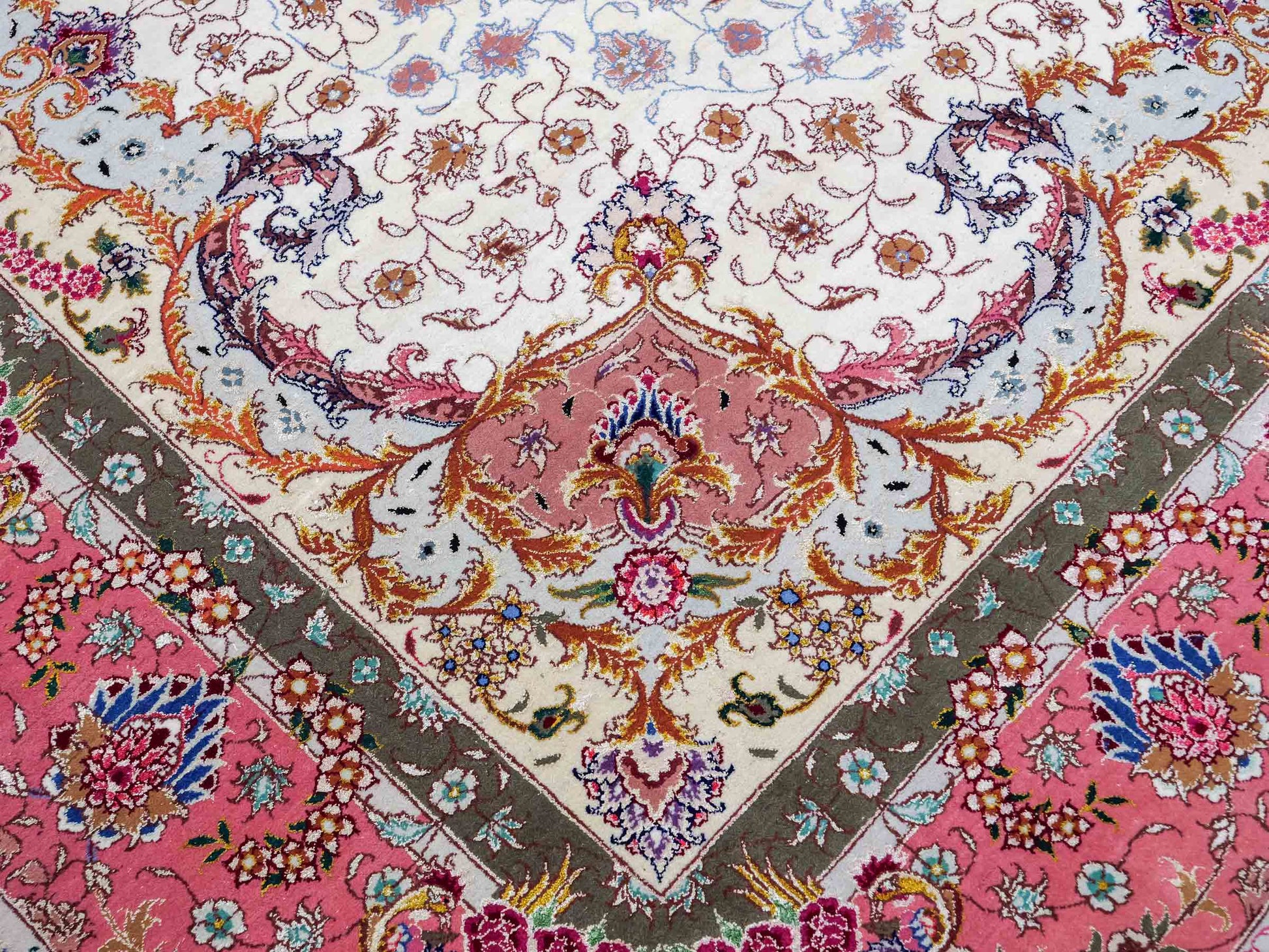 Sehr feiner, handgeknpüfter Khademi Orientteppich mit Täbriz Design aus Wolle mit Seide, creme, rosa. 311x254 cm. Vertrieb durch Jupiter Intl.
