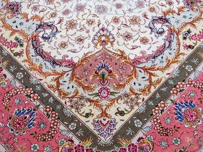 Sehr feiner, handgeknpüfter Khademi Orientteppich mit Täbriz Design aus Wolle mit Seide, creme, rosa. 311x254 cm. Vertrieb durch Jupiter Intl.