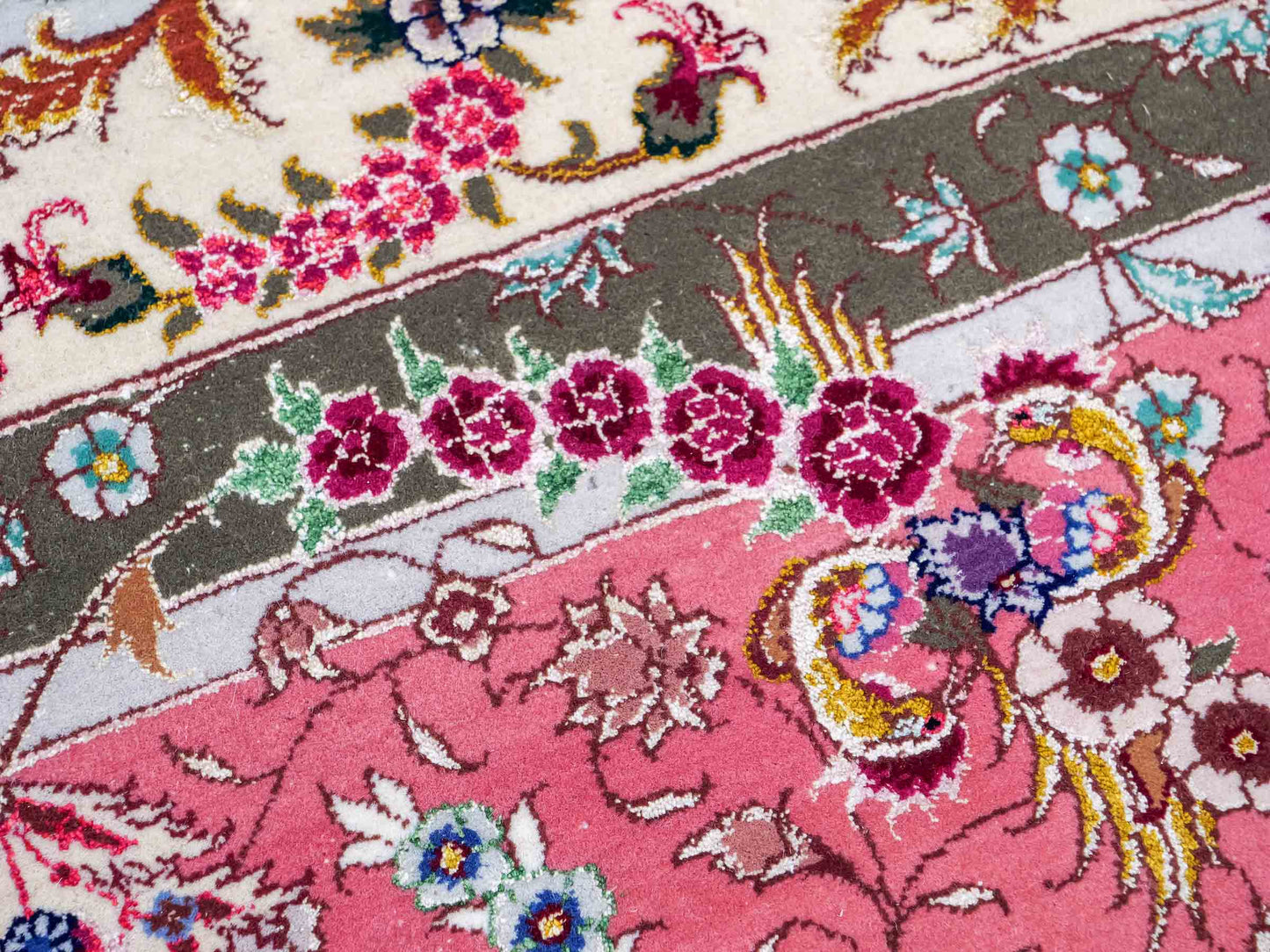 Sehr feiner, handgeknpüfter Khademi Orientteppich mit Täbriz Design aus Wolle mit Seide, creme, rosa. 311x254 cm. Vertrieb durch Jupiter Intl.