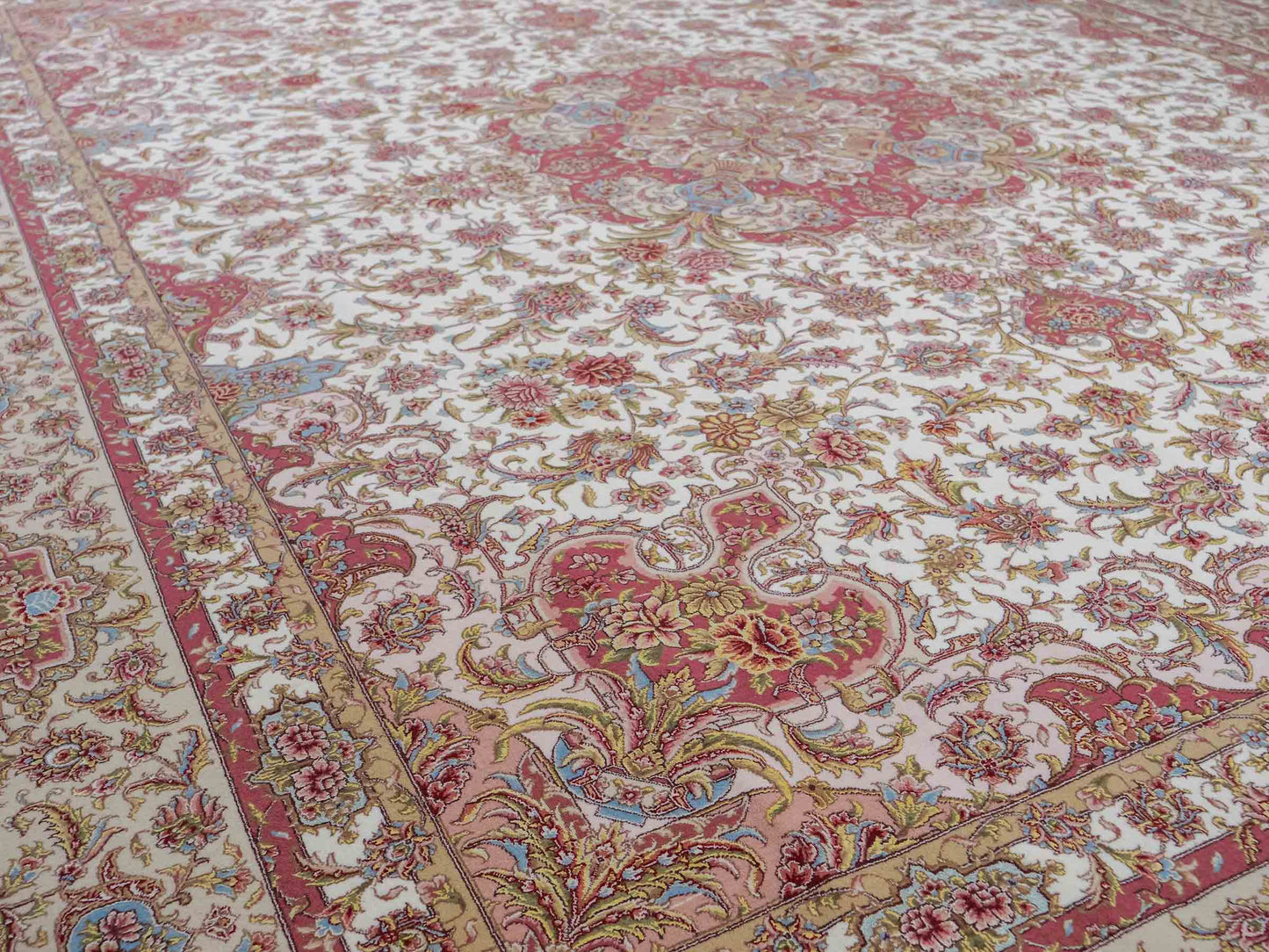 Sehr feiner, handgeknüpfter Khademi Orientteppich mit Täbriz Design aus Wolle mit Seide, creme,  rosa. 312x252 cm. Vertrieb durch Jupiter 