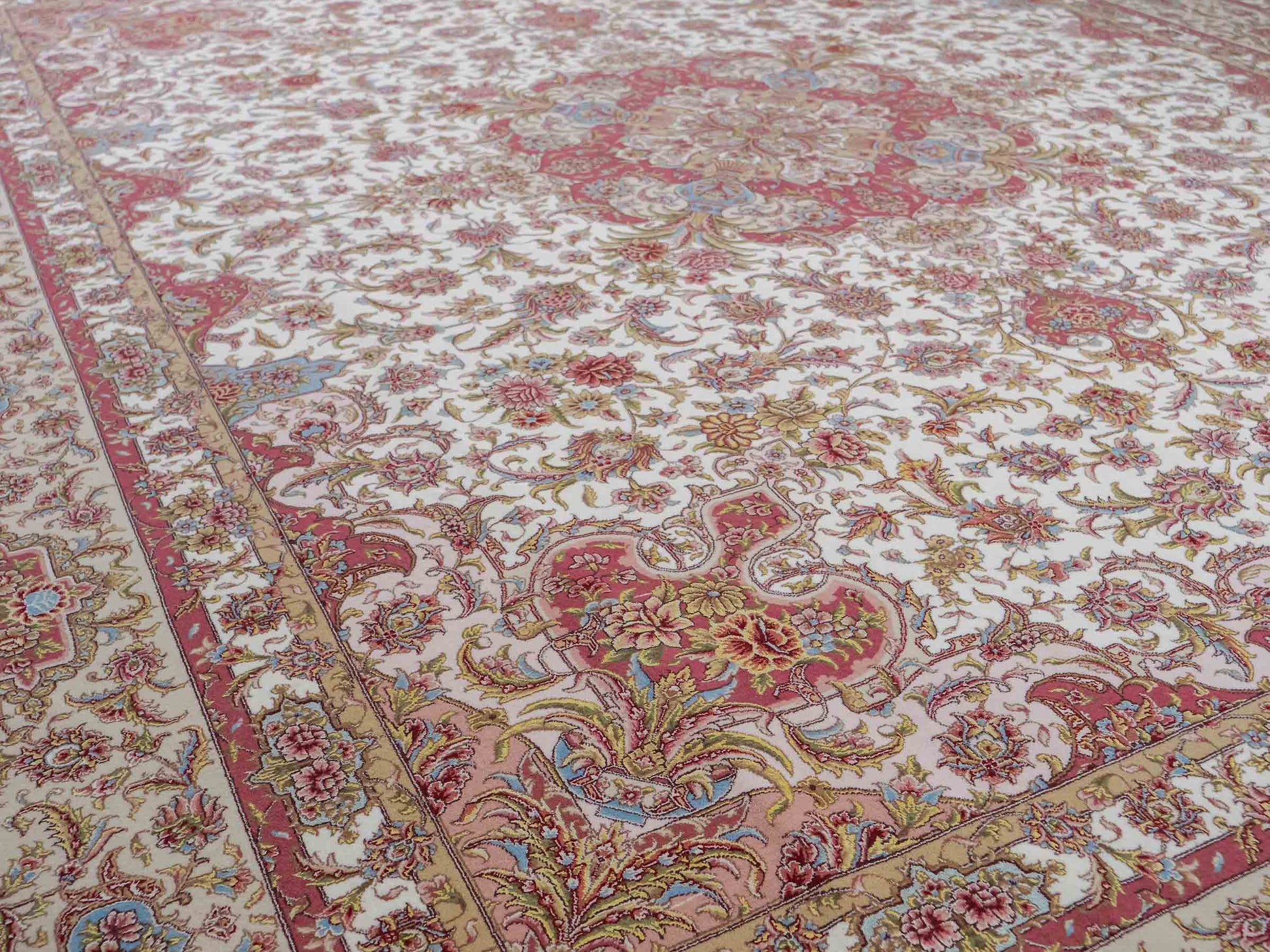 Sehr feiner, handgeknüpfter Khademi Orientteppich mit Täbriz Design aus Wolle mit Seide, creme,  rosa. 312x252 cm. Vertrieb durch Jupiter 
