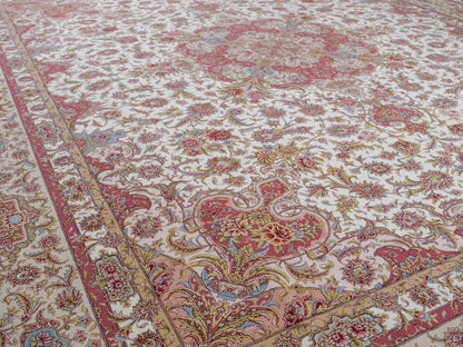 Sehr feiner, handgeknüpfter Khademi Orientteppich mit Täbriz Design aus Wolle mit Seide, creme,  rosa. 312x252 cm. Vertrieb durch Jupiter 