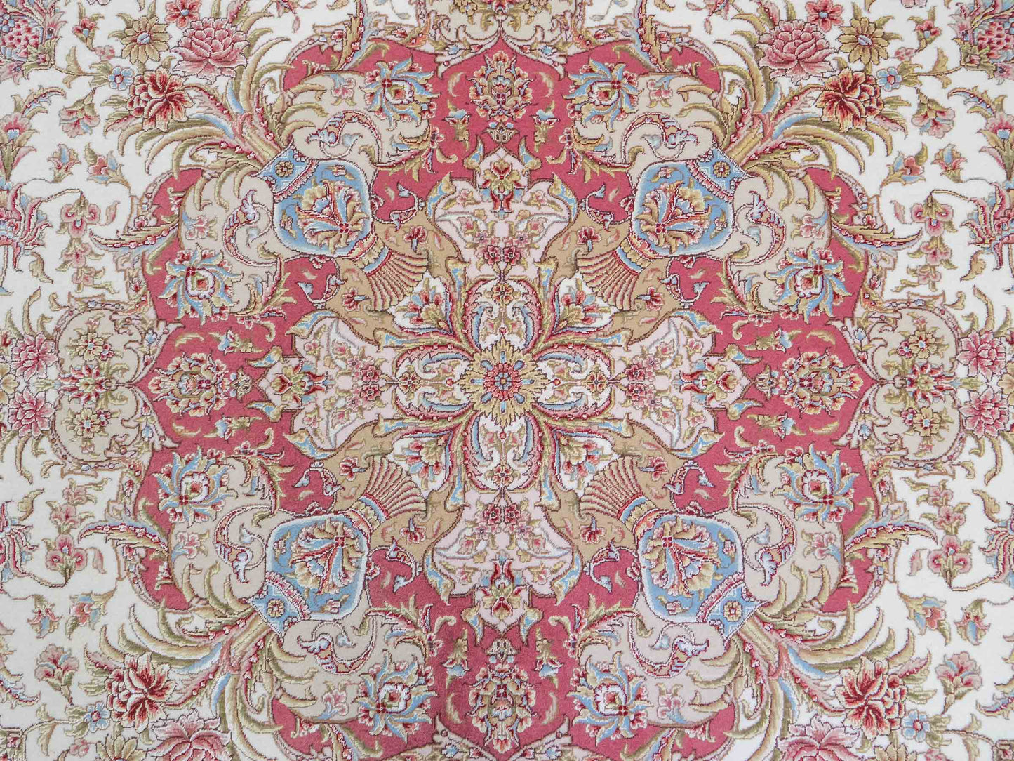 Sehr feiner, handgeknüpfter Khademi Orientteppich mit Täbriz Design aus Wolle mit Seide, creme,  rosa. 312x252 cm. Vertrieb durch Jupiter 