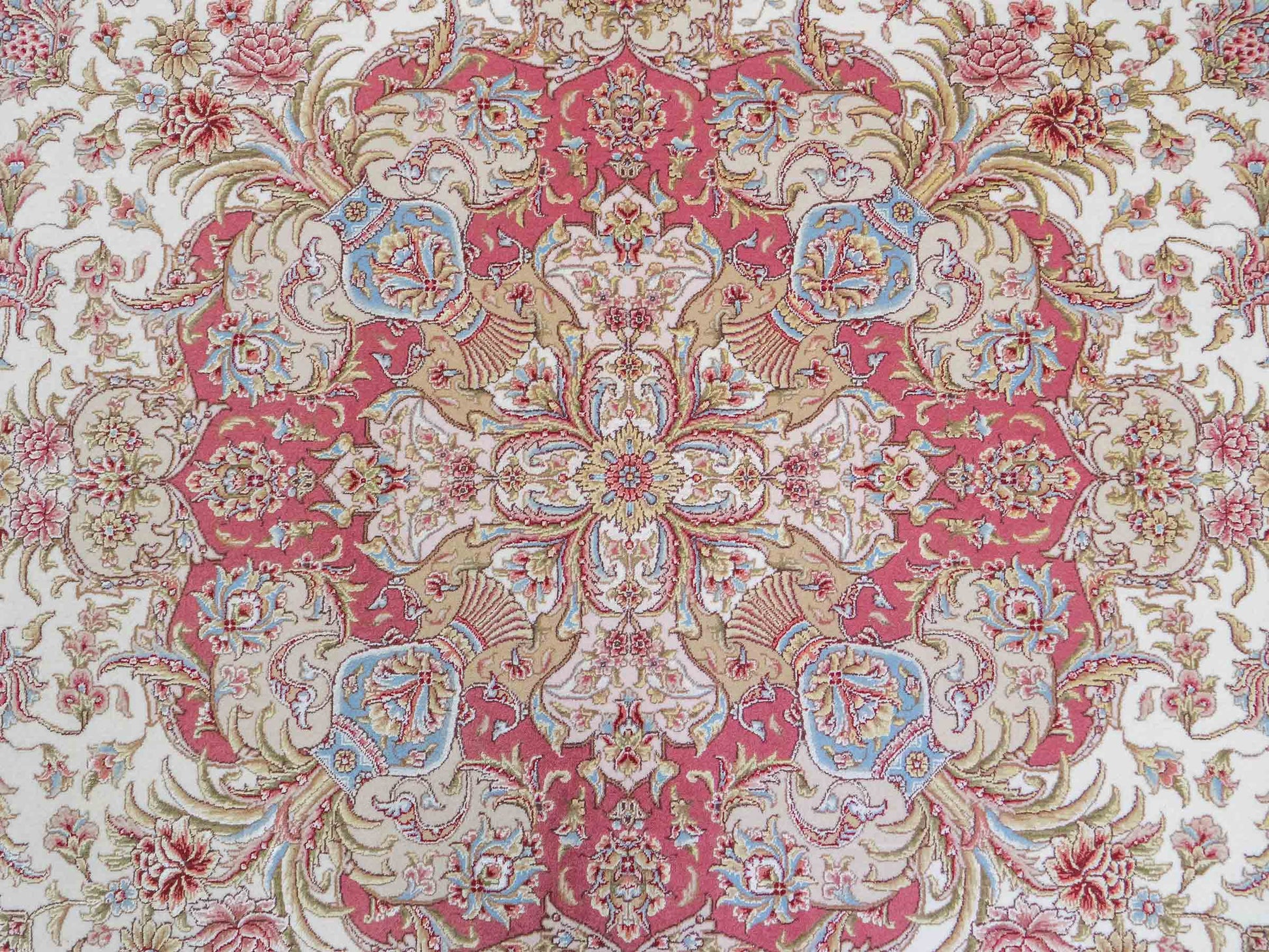 Sehr feiner, handgeknüpfter Khademi Orientteppich mit Täbriz Design aus Wolle mit Seide, creme,  rosa. 312x252 cm. Vertrieb durch Jupiter 
