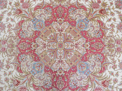 Sehr feiner, handgeknüpfter Khademi Orientteppich mit Täbriz Design aus Wolle mit Seide, creme,  rosa. 312x252 cm. Vertrieb durch Jupiter 