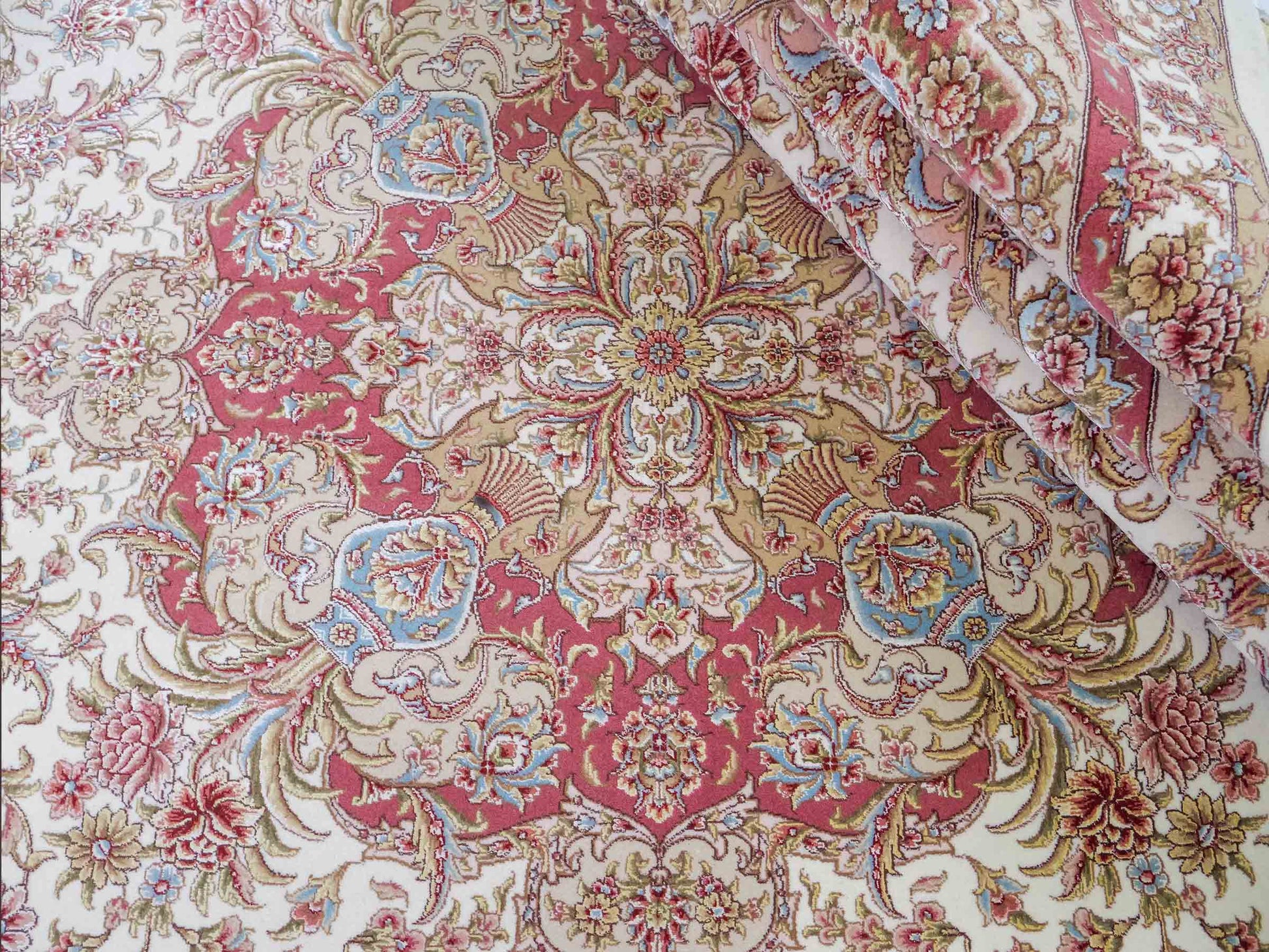 Sehr feiner, handgeknüpfter Khademi Orientteppich mit Täbriz Design aus Wolle mit Seide, creme,  rosa. 312x252 cm. Vertrieb durch Jupiter 