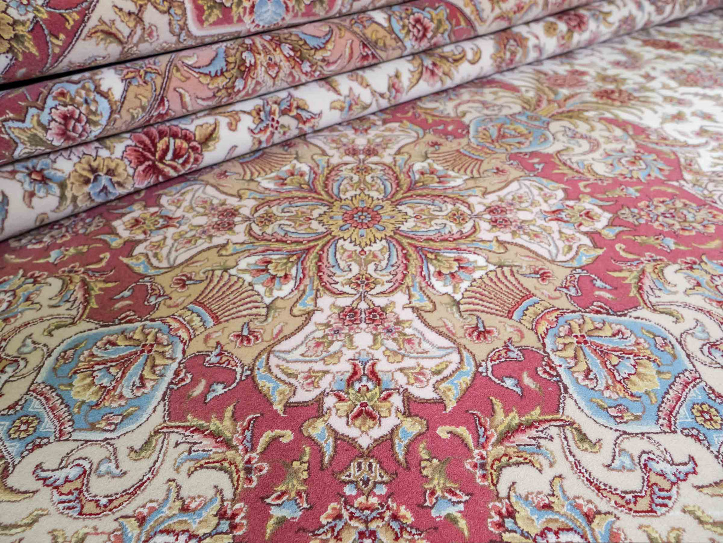 Sehr feiner, handgeknüpfter Khademi Orientteppich mit Täbriz Design aus Wolle mit Seide, creme,  rosa. 312x252 cm. Vertrieb durch Jupiter 