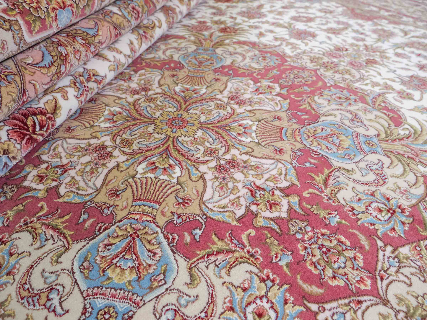 Sehr feiner, handgeknüpfter Khademi Orientteppich mit Täbriz Design aus Wolle mit Seide, creme,  rosa. 312x252 cm. Vertrieb durch Jupiter 